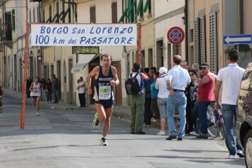 100 Km del Passatore 2010. Giorgio Calcaterra, vincitore della corsa, in testa al passaggio di Borgo San Lorenzo (Francesco Michelacci – Studio Photosprint).